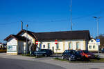 Der Bahnhof Vorchdorf-Eggenberg (Normalspurseite, Endbahnhof der Lokalbahn Lambach – Vorchdorf-Eggenberg) von der Straenseite am 04 April 2025.

Hier besteht dann Anschluss an die Schmalspurige Traunseebahn (Lokalbahn Gmunden–Vorchdorf) nach Gmunden. Beide Bahnen werden von der Stern & Hafferl Verkehrsgesellschaft m.b.H. betrieben.