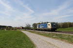 187 323 der  Wiener Lokalbahn Cargo  war am 15. April 2020 bei Grabensttt im Chiemgau mit einem Containerzug in Richtung Salzburg unterwegs.