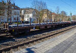 4-achsiger Drehgestell-Flachwagen, mit Stirnwandklappen und Drehrungen, ohne Seitenklappen, 31 81 3504 268-3 A-RCW, der Gattung Rns-z, der Rail Cargo Austria (zur BB), am 18.03.2022 im Zugverband