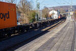 Leerer sechsachsiger Drehgestell-Gelenk-Containertragwagen / 6-achsiger Containertragwagen, 31 81 4953 018-6 A-RCW der Gattung Sggmrs 90‘ - Baureihe S97, der Rail Cargo Austria AG, ex 33 68 495