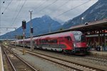 . Steuerwagen voraus kommt der Railjet in den Bahnhof von Jenbach eingefahren.  22.08.2016