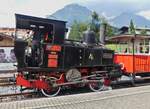 Damplok 4 der Achenseebahn; “HANNAH“, wird in krze den Bahnhof von Jenbach in Richtung Achensee verlassen. 08.2024