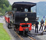 Dampflok 3 der Achenseebahn hat den Zug bis zur Endhaltestelle „Seespitz“ geschoben, die Reisenden ausgestiegen, zum Bootssteg gegangen und eine Schiffrundfahrt auf dem Achensee zu machen. 22.08.2024
Dieses Foto entstand nach der Schiffrundfahrt auf dem Achensee, beide Dampfloks der Achenseebahn stehen an der Endhaltestelle, deshalb steht Lok 3 so nah an der Weiche zum Ausweichgleis