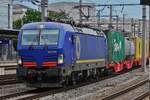 E-Lok X4 E 604 durchf�hrt mit einem G�terzug den Bahnhof von Linz.