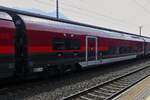 Personenwagen der Neuen Railjet Generation, A-BB 73 81 85-91 3xx-x BRmpz, Bord Restaurant und Economy Class 30 Sitzpltze, eingereiht in dem Zug nach Innsbruck, gesehen im Bahnhof von Jenbach 08.2024