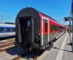 ÖBB Railjetwagen der 1. Klasse (73 81 19-91 107-6 Ampz) am Schluss im Hbf. München, mit dem kleinen Fenster in der Tür, wo man die Stecke beobachten konnte. 10.05.2025