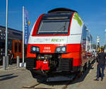 regionalzuege/630930/der-oebb-cityjet-eco-eine-innovation 
Der ÖBB Cityjet eco eine Innovation auf Schiene....
Siemens und ÖBB präsentierte auf der InnoTrans 2018 in Berlin (hier 18.09.2018) mit dem ÖBB 4746 049 den Prototyp ÖBB Cityjet eco, ein elektro-hybriden Siemens Desiro ML, eine Innovation auf der Schiene.

ÖBB und Siemens setzen mit dem Cityjet eco neue Maßstäbe auf nicht-elektrifizierten Strecken im Nah- und Regionalverkehr. Mit diesem Zug kann künftig eine nachhaltige Alternative zu Dieselfahrzeugen abseits der Hauptverkehrsrouten geboten werden.

Der Cityjet eco ist eine Alternative für nicht-elektrifizierte Strecken, die heute größtenteils mit dieselbetriebenen Personenzügen befahren werden. Siemens entwickelt einen elektro-hybriden Batterieantrieb, der es möglich macht, dass der Zug auf elektrifizierten Strecken Energie über seinen Stromabnehmer aufnimmt und gleichzeitig in den neu mitgeführten Batterien speichert. Diese Energie kann für den Betrieb auf nicht-elektrifizierten Strecken genutzt werden. Sobald der Zug die elektrifizierte Strecke verlässt, speisen die Batterien das Energieversorgungssystem des Zuges (bis zu ca.80 km). Gemeinsam mit den ÖBB wird diese Technologie nun in einem Pilotprojekt in den kommenden Monaten in der Praxis auf Herz und Nieren geprüft und zur Serienreife weiterentwickelt.

Das Pilotprojekt wird mit einem Zug aus der aktuell für die ÖBB laufenden Serienproduktion des Siemens Desiro ML umgesetzt. Die Bauweise des Fahrzeuges ermöglicht es, zusätzliche Dachlasten aufzunehmen. Damit sinkt die ansonsten branchenweit übliche Liefer- und Fertigungszeit eines Neufahrzeugs von bis zu 36 Monaten auf weniger als die Hälfte.

Die laufende Serienfertigung des ÖBB Cityjets eröffnete die Möglichkeit einer kurzfristigen Entnahme eines Fahrzeugs sowie dessen Umbau zu einem Akku-Triebzug und kurzfristigen Einsatz als Prototypzug im Rahmen einer Erprobungsphase. Die Batterieanlage am Mittelwagen des umgebauten Triebfahrzeuges ÖBB 4746 049 / 549 der Serie DESIRO ML umfasst drei Batteriecontainer, zwei DC/DC-Steller, einen Batteriekühler sowie weitere Elektronikbauteile. Zum Einsatz kommen Lithium-Titanat-Batterien (LTO-Technologie). Diese modifizierten Batterien erlauben – verglichen mit herkömmlichen Lithium-Ionen-Batterien – deutlich höhere Ladeströme zur Schnellladung. Die Lebensdauer der Batterien soll bei Serienreife rund 15 Jahre betragen, was zur Folge hätte, dass sie über die Gesamtnutzungsdauer des Zuges nur einmal gewechselt werden müssen.

TECHNISCHE DATEN:
Spurweite:1.435 mm
Achsfolge: Bo‘Bo‘+2‘2‘+Bo‘Bo‘
Länge (über Kupplung): 75.152 mm
Drehzapfenabstand: 16.240 mm
Achsabstand im Drehgestell: 2.300 mm
Antriebsleistung: 2.600 kW (ca. 1.300kW im Batterie-Modus)
Höchstgeschwindigkeit: 140 km/h (120 km/h im Batterie-Modus)
Installierte Batteriekapazität: 528 kWh
Anfahrbeschleunigung1,0 m/s² (0.77 m/s² im Batterie-Modus)
Stromsystem: 15 kV 16,7 Hz AC / 25 kV, 50 Hz AC
Fußbodenhöhe: 600 mm
Fahrgastkapazität: 244 Sitzplätze 
Max. Achslast: kleiner 17 t 
