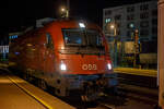Die ÖBB Taurus III 1216 002 / E 190 002  (91 81 1216 002-6 A-ÖBB, 2.Besetzung) steht am 25.03.2022 um 20:53 Uhr im Innsbruck Hauptbahnhof, noch vor dem RegionalExpress  (REX 1829) über den