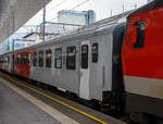 ÖBB 2.Klasse Inlandsreisezugwagen (CityShuttle-Wagen) A-ÖBB 50 8121-73 121-2, der Gattung Bmpz-I, eingereiht in den REX 3 (City Shuttle) nach Wörgl Hbf, am 11.09.2022 im Hbf Salzburg.