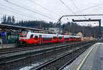 Der ÖBB „Cityjet“ 4744 546 / 7044 046 / 4744046 erreicht am späten Nachmittag des 14 Januar 2025 (16:30 Uhr), als R 2/S 2 (5071), von Freilassing (D) über Salzburg Hbf, Neumarkt am Wallersee und Attnang-Puchheim nach Linz Hbf, den Bahnhof Vöcklamarkt..