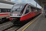 Diesel Triebzug 5022 016-7, steht abfahrt bereit im Bahnhof von Linz.