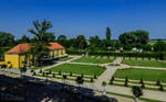 Von den Terrassen des Klostergartens von Neuzelle blicken wir hinab in Richtung Oderniederung auf das Broderie-Parterre mit dem zentralen Springbrunnen, links im Bild ist die Orangerie zu sehen.