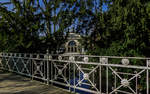 Im Wiesbadener Kurpark führt diese Brücke mit einem hübschen Geländer auf eine kleine Halbinsel im Kurpark-Weiher, von wo aus man die Rückseite des Kurhauses zwischen den