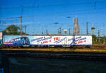 Der Werbewagen D-TRAIN 50 80 22-35 929-5 der Gattung Bnrz 450.3 (Vollwerbung TRI sucht Lokführern/Disponenten und Gute Laune Zugführern) der TRI Train Rental GmbH, abgestellt beim BW Köln Bbf, hier am 01 Juli 2025 aus einem Zug fotogra ...