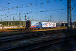 Der Werbewagen D-TRAIN 50 80 22-35 929-5 der Gattung Bnrz 450.3 (Vollwerbung TRI sucht Lokführern/Disponenten und Gute Laune Zugführern) der TRI Train Rental GmbH, abgestellt beim BW Köln Bbf, hier am 01 Juli 2025 aus einem Zug fotogra ...