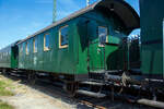 Der 2-achsige Personenwagen 1002 der Hespertalbahn e. V., ex Essener Steinkohle AG für werksinternen Personenverkehr der Zeche Poertingssiepen Umzeichnung in Zeche ver. Poertingssiepen №2 (ab 1955 in den Besitz der Mannesmann AG), abgestel ...