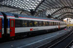 SBB EC-Großraum-Reisezugwagen (EC-Wagen) der zweiten Wagenklasse Bpm 61 85 20-90 215-5 CH-SBB der Gattung Bpm 2090, eingereiht als Wagen Nr. 258 in den EC 6 (Interlaken Ost - Bern - Basel SBB - Köln Hbf - Dortmund Hbf), am 01 Juli 2025 im H ...