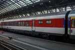 SBB Speisewagen/Restaurant WRm 61 85 88-94 113-7 CH-SBB (Umbau aus 88-75 113), eingereiht als Wagen Nr. 261 in den EC 6 (Interlaken Ost - Bern - Basel SBB - Köln Hbf - Dortmund Hbf), am 01 Juli 2025 im Hbf Köln. Dieser Speisewagen gehö ...