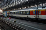 SBB EC-Großraum-Reisezugwagen (EC-Wagen) der ersten Wagenklasse 61 85 10-90 243-9 CH-SBB der Gattung Apm 1090, eingereiht als Wagen Nr. 263 in den EC 6 (Interlaken Ost - Bern - Basel SBB - Köln Hbf - Dortmund Hbf), am 01 Juli 2025 im Hbf K& ...