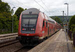 Der klimatisierte Doppelstock-Steuerwagen der zweiten Wagenklasse (DoSto-Steuerwagen) D-DB 50 80 86-75 050-4, der Gattung/Bauart DBpbzfa 763.8, eingereiht im Zugverband (Zugschluss) des rsx - Rhein-Sieg-Express RE 9 der DB Regio NRW, am 10 Juni 2024  ...