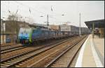 PKP Cargo EU45-153 / 189 153-0 fuhr mit leeren Laaers-Wagen am 09.04.2013 durch Berlin-K�penick