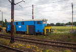 verschiebene/839711/der-schneepflugwagen-411-s-8211-86 Der Schneepflugwagen 411 S – 86 (99 51 9592 093-0 OL-PLK) der PKP Polskie Linii Kolejowe S.A. wartet am 25 Juni 2017 bei Kołodziejewo auf neue Einsätze im Winter. 

Der 411S ist ein normalspuriger, nicht selbstfahrender Schneepflug. Hergestellt wurden sie (159 Stück) von ZNTK Stargard (Zakłady Naprawcze Taboru Kolejowego) in den Jahren 1972–1989. Sie werden von PKP Polskie Linie Kolejowe betrieben.Bei PKP erhielten sie die Bezeichnung XUa-Serie.

Die Pflugkonstruktion wurde 1971 von der Fa. COBiRTK in Posen entwickelt. Er wurde auf Basis des Rahmens eines Kohlenwagens 401WD konstruiert. Die Steuerkabinen wurden von der EU07 Lokomotive übernommen. Zum Einsatz kamen zwei zweiachsige Drehgestelle vom Typ 1XTa/B, die später während der Produktion und im Betrieb durch neuere Drehgestelle 25TNa ersetzt wurden. Der Drehzapfenabstand beträgt 8.500 mm. Der Pflug verfügt über einen 16-kW-Stromgenerator, der vom Dieselmotor Typ S322 angetrieben wird.

Die maximal räumbare Schneehöhe beträgt 1,5 m. Die Pflugscharen vorne und seitlich sind hydraulisch verstellbar. Das Frontschild kann für die beidseitige Schneeräumung (Schneeräumbreite 3,12 m) oder für die einseitige, linke oder rechte Seite (Schneeräumbreite 2,99 m) eingestellt werden. Mit klappbaren Seitenflügeln können sie die Schneeräumbreite auf 6,16 m vergrößern. Der Pflug wird von 3 Personen bedient. Zum Bewegen wird  eine Lokomotive mit einer Zugkraft von 77 bis 180 kN (abhängig von der Schneehöhe) benötigt.

TECHNISCHE DATEN: 
Spurweite: 1.435 mm 
Anzahl der Achsen: 4
Länge über Puffer: 15.760 mm
Drehzapfenabstand: 8.500 mm
Achsabstand im Drehgestell: 2.000 mm
Raddurchmesser (neu):  920 mm
Höchstgeschwindigkeit:  80 km/h (geschleppt)
Höchstgeschwindigkeit im Räumdienst:  max. 50 km/h
