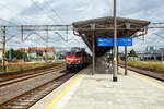 Nun ist sie, da es ja kein Wendezug ist, auf der anderen Seite vom Zug, Die EP 07 P – 2001 (91 51 5 140 245-9 PL-PREG) der POLREGIO (Przewozy Regionalne sp. z o.o.), ex PKP EU07-046, seht am 25 Juni 2017 im Hauptbahnhof Posen (Poznań Głwny), als R76928 nach Breslau Hbf (Wrocław Głwny), zur Abfahrt bereit.
