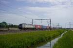 PKP Cargo EU46-513 zieht am 29 Mai 2026 ein Containerzug durch Valburg und wird vom offenbarer Weg fotografiert.