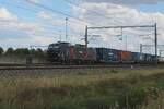 Cargounit 5 370 164 zieht in LTE Dienst ein Containerzug durch Valburg am 7 Augustus 2026.