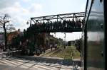 Wir fahren in den Bahnhof ein und werden von vielen Besuchern begr��t (Wolsztyn, 03.05.2008).