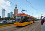   Straßenbahn Warschau (Tramwaje Warszawskie):   Der Triebwagen 3830, ein dreiteiliger Gelenkwagen vom Typ Pesa Jazz 134N erreicht am 26.06.2017 balt die Station Dw.