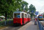   Straßenbahn Warschau (Tramwaje Warszawskie): Der Museumstriebwagen 838 mit Beiwagen 1811 am 25.06.2017 als Museumlinie T an der Station Plac Gabriela Narutowicza.