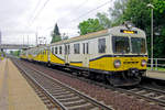 EN57-1952 steht mit ein langsamer D-Zug Pardubice (CZ)--Wroclaw (PL) am 4 Juni 2013 in Pardubice-Pardubicky. Dieser fahrt verlauft über Usti-nad-Orlici und biegt nach Klodzko ab.