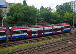 Als Detailbild der einzelne Halbzug EN97 – 011a ein Pesa 33WE der WKD (Warszawska Kolej Dojazdowa), er hat am 26 Juni 2017 gerade, gekuppelt mit dem EN97 – 011b, den Bahnhof Warszawa Ochota verlassen.

Für die Umsetzung der Erhöhung der FahrIeitungsspannung bei der WKD von 600 auf 3.000 Volt Gleichstrom lieferte PESA in 2011/12 insgesamt 14 Zweisystem-Einheiten der neuen Baureihe EN97. Technisch gesehen sind die EN97Halbzüge mit nur je einem Führerstand und am führerstandslosen Ende aneinander gekuppelt.

Bei den Halbzügen sind die beiden Endwagenkasten mit ihren Triebdrehgestellen auf einem kurzen Mittelteil aufgesattelt, welches auf einem Laufdrehgestell ruht. Jedes Drei-Wagen-Modul (Halbzug) besitzt einen geräumigen Führerstand an einem Ende des Fahrzeugs, während ein zusätzliches Bedienfeld am anderen Ende das Führen des Halbzuges erleichtert, wenn die Einheiten getrennt werden. Bei Rangierfahrten kann so ein einzelner Halbzug in jeder Richtung mit geringer Geschwindigkeit bewegt werden.  

Acht über lGBT-Umrichter angesteuerte Drehstrom-Asynchronmotoren gewährleisten eine entsprechende Beschleunigung, wobei die Drehstromtraktionsausrüstung im Wesentlichen auf dem Dach angeordnet ist. Die Fahrzeuge können bis zu 500 Personen befördern. Die zweistufige Federung besitzt Luftfedern als Sekundärfederung zur Komfort-Verbesserung. Klimatisierte Führerstände und Innenräume sowie die großzügig ausgeführten Fahrgasträume bieten komfortable Reisebedingungen. Acht breite Türen mit ihren niedrigen Einstiegsbereichen (500 mm über SOK) erleichtern das Ein-und Aussteigen. Visuelle und akustische Fahrgastinformation, Videoüberwachung innen und außen, sowie vandalismusresistente, doch durchaus dem Auge gefällige Sitze sorgen für eine komfortable und sichere Fahrt. 

Zwar bilden die EN97 heute das Rückgrat der WKD, doch nicht ganz ohne Probleme. So erfordern die Laufflächen der Räder ein häufiges Abdrehen. Dies führt zu längeren Ausfallzeiten, da die WKD keine eigene Radsatzdrehbank besitzt.

TECHNISCHE DATEN (Vollzug):
Gebaute Stückzahl: 14
Baujahre: 2011 bis 2012
Spurweite: 1.435 mm
Achsfolge: Bo’2’Bo’+Bo’2’Bo’
Länge über Kupplung: 60.000 mm
Drehzapfenabstand:
Achsabstand im Triebdrehgestell: 2.300 mm
Achsabstand im Laufdrehgestell: 2.100 mm
Lauf- und Treibraddurchmesser (neu): 850 mm
Dienstgewicht: 101,5 t
Dauerleistung: 8 x 180 kW = 1.440 kW
Höchstgeschwindigkeit: 80 km/h
Startbeschleunigung:  1,2 m/s²
Stromsystem: 600 V DC / 3000 V DC
Sitzplätze: 124
Motorentyp: TME42-26-4

