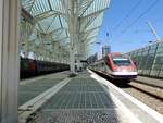 Alfa Pendular Nr. 4005 in Lissabo Bahnhof Oriente am 19.05.2018. Der Triebwagen ist mit einige Verspätung aus Porto gekommen. Der Lokführer des links stehenden Zuges mit 5601-8 hat seinem Kollegen demonstrativ die Armbanduhr gezeigt....!