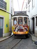 Stadtverkehr Lissabon Remodelado Nr.559 in der AltstadtSanto Amara in Lissabon am 03.04.2017.