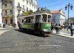 Stadtbahn/Straßenbahnverkehr Remodelado Nr.735 von Santo Amaro Baujahr 1949 für City Tour Lissabon am 29.03.2017.