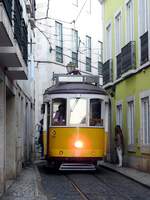 Straßenbahn Lissabon, modernisierter Altbautriebwagen (Remodelados) Nr.562 in den engen Strassen der Altstadt am 03.04.2017.