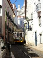 Stadtverkehr Lissabon, Remodelado Nr.542 in den engen Gassen der Altstadt Santo Amaro in Lissabon am 04.04.2017.