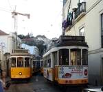 Stadtverkehr/Straßenbahn Remodelado Nr.566 und 556 und andere von Santo Amaro in Lissabon am 03.04.2017.