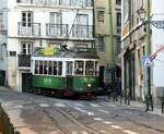 Stadtverkehr/Straßenbahn Remodelado Nr. 735 der Tram Tour Touristen-Bahn in Lissabon am 03.04.2017.