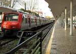 Elektrotriebwagen CP 2322 im Bahnhof Sintra am 31.03.2017.