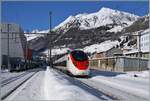 Ein SBB RABe 501 'Giruno' rollt leise durch den verschneiten Bahnhof von Airolo in Richtung Süden. 

21. Jan. 2025