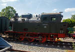 Die Dampflokomotive D8 der Hespertalbahn e. V., eine Krupp Knapsack, am 18 Juli 2015 beim Lokschuppen in Essen-Kupferdreh.

Die Lok wurde 1961 von der Lokomotiv- und Waggonbaufabrik Fried. Krupp in Essen unter der Fabriknummer 3435 gebaut und an di ...