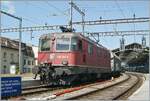 Die mit einer automatische Kupplung vom Typ Scharfenberg ausgerüsteten Re 4/4 II 111263 (Re 420 263-6) verlässt mit einem Güterzug den Bahnhof von Lausanne in Richtung St-Maurice.

17. Juli 2024