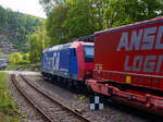 Die Re 482 015-5 „ChemOil“ (91 85 4482 015-5 CH-SBBC) der SBB Cargo AG fährt am 06 Mai 2025, mit einem KLV-Zug durch den Bahnhof Kirchen/Sieg in Richtung Köln.

Die TRAXX F140 AC1 wurde 2003 von Bombardier in Kassel unter der  ...