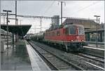 Die SBB Re 6/6 11631 (Re 620 031-5) 'Dulliken' fährt während eines kurzen Regenschauers durch den Bahnhof von Neuchâtel. 

26. Juni 2024