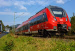 Zwei gekuppelte vierteilige Bombardier Talent 2 (442 259 / 442 759 und 442 256 / 442 756) der DB Regio NRW fahren am 19 September 202m als RE 9 rsx - Rhein-Sieg-Express (Siegen - Köln - Aachen), durch Kirchen (Sieg) und erreichen bald den Bahnho ...