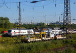 Blick am 20 Mai 2025 aus einem Zug auf den Abstellbereich (Schieneninfrastruktur) der Eiffage Infra-Rail GmbH in Herne (ehemals Heitkamp Rail GmbH): 
Vorne steht der Klv 53 mit einem neuem MKG 76 Ladekran (der MKG Maschinen- und Kranbau GmbH, Garrel ...