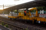 Ein Skl 53 / Klv 53 (Rottenkraftwagen/Gleiskraftwagen) der SRR-Stricker Rose Rail GmbH (Bönen) mit je einem vorangestellten und angehangenen Kla 03 (Anhänger für schweren Rottenkraftwagen) fährt am Abend des 24 Juni 2025 durch den ...